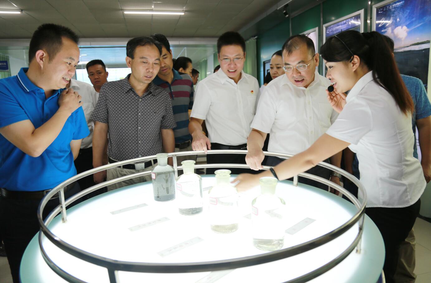 2016年9月，時任湖南省懷化市委常委、組織部部長，現(xiàn)任郴州市市委常委、組織部部長江波蒞臨公司視察.JPG