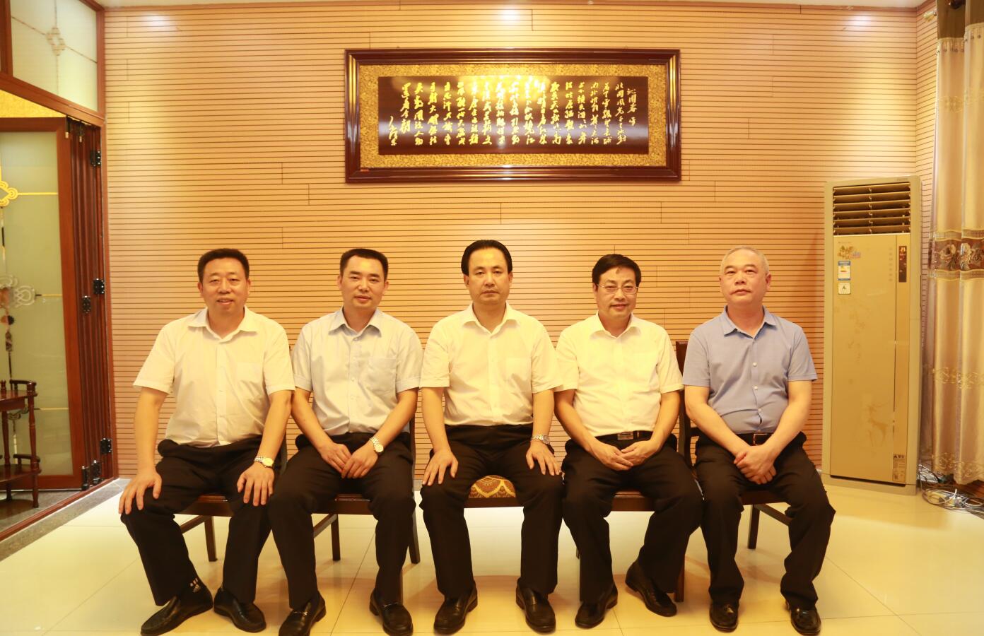 2016年9月，時任市委常務(wù)副市長楊親鵬等領(lǐng)導蒞臨公司指導.JPG