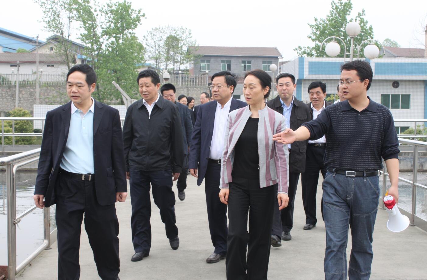 2011年4月，省政協(xié)主席，時任省委常委、統(tǒng)戰(zhàn)部部長李薇薇來公司視察.JPG