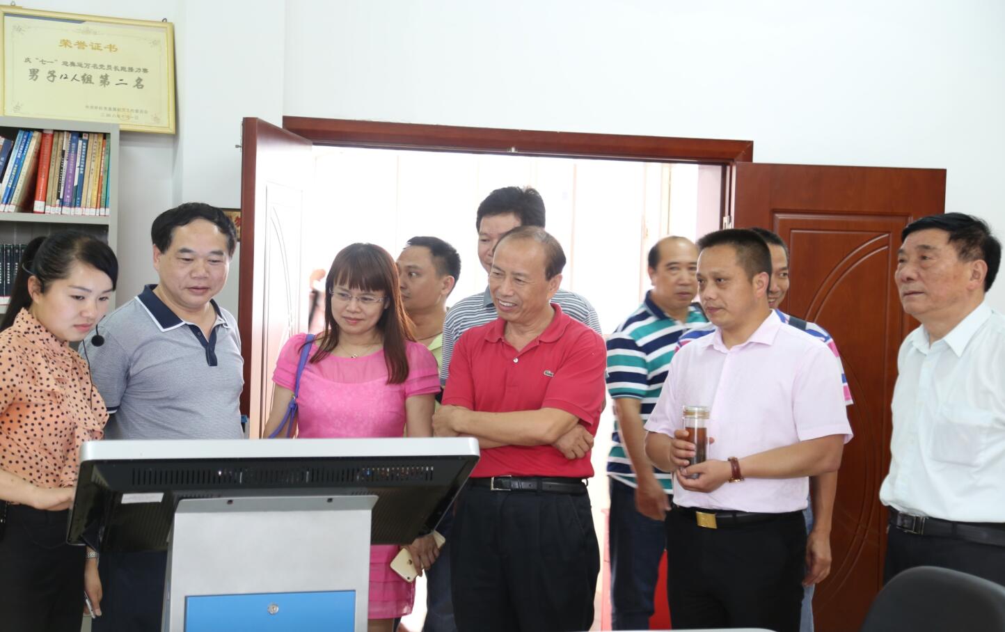 2015年5月，海口市委統(tǒng)戰(zhàn)部副部長、工商聯(lián)黨組書記李小平一行調(diào)研兼職副主席李建煒單位的黨建工作.jpg